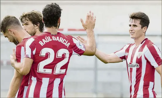  ?? Foto: atHletic club ?? renovado raúl garcía felicita al recién renovado morcillo durante uno de sus primeros partidos como león