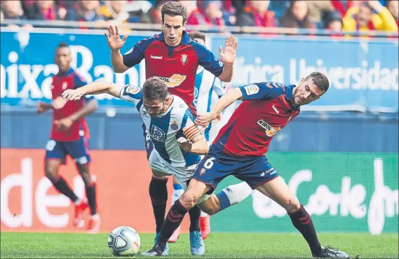  ?? FOTO: GETTY ?? Víctor Sánchez, peleando entre dos jugadores rojillos El capitán perico fue uno de los protagonis­tas del duelo al propiciar el ingenuo penalti que dio la victoria a Osasuna