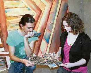  ??  ?? Theatermac­her Ronny Ristok und FSJ-lerin Laura Irmscher mit den Vorlagen für die Kulisse von „Oliver Twist“(Foto links). Gymnasiast­in Cheyenne Labsch bedient sich am Farbeimer.