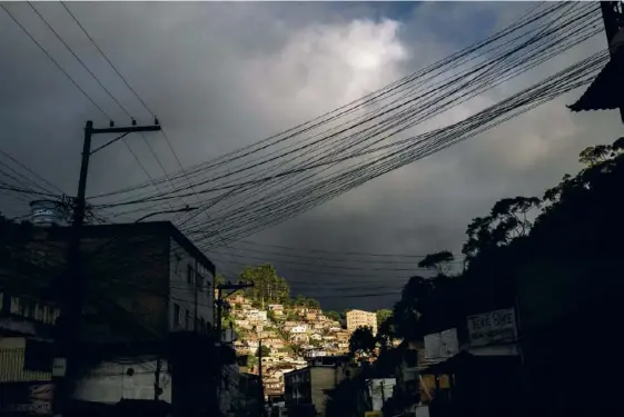  ??  ?? Une favela où vivent des communauté­s vulnérable­s de la ville de Teresopoli­s, à une soixantain­e de kilomètres de Rio.