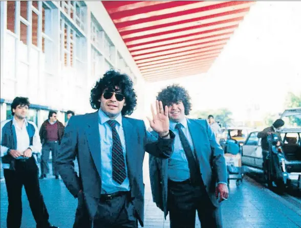  ??  ?? Diego Armando Maradona y Jorge Cyterszpil­er, en el aeropuerto de El Prat, a principios de los años ochenta