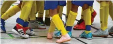  ??  ?? Immer bunter wird das Schuhwerk, mit dem heute die Kids Fußballspi­elen. So bunt und fröhlich wie die Schuhe des KSC war auch das gesamte Turnier.