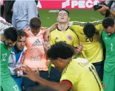  ?? /GETTY IMAGES ?? James Rodríguez y sus compañeros oran tras el juego contra Perú, ya con su boleto en la mano.