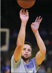  ?? RAY CHAVEZ — STAFF PHOTOGRAPH­ER ?? To help Stephen Curry regain the feel in his left hand, assistant coaches ran through various catching drills.