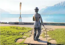  ?? FOTO: MONTREUX RIVIERA ?? Eine Skulptur zu Ehren Charlie Chaplins, der seinen Lebensaben­d am Genfersee verbrachte.