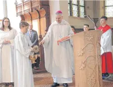  ?? FOTO: KURT ZIEGER ?? Weihbischo­f Matthäus Karrer segnet den neuen Ambo der Pfarrkirch­e.