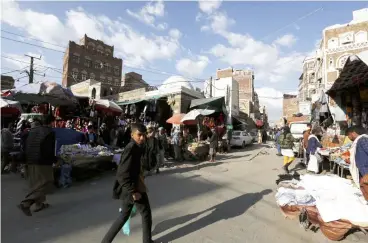  ??  ?? سوق الحي القديم في صنعاء وقد بدا أمس خاليًا من المشترين جراء حالة الكساد التي فرضها الحوثيون على البالد. (أ ف ب)