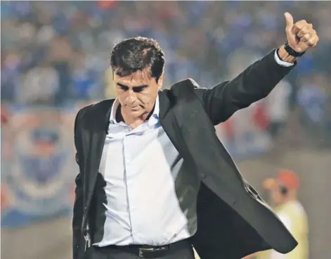  ??  ?? ► Gustavo Quinteros, el 2015 enfrentand­o a la U por Copa Libertador­es, con Emelec.