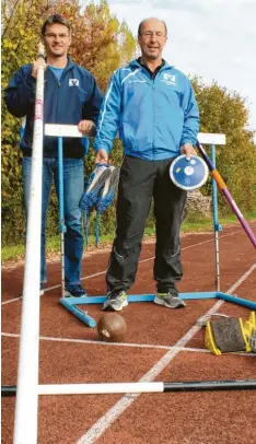  ?? Foto: G. Stauch ?? Mit ihrem „Werkzeug“: Tobias Steige (links) und Werner Friedel kennen den großen Aufwand und die körperlich­e Arbeit beim Zehnkampf. Dessen Einzeldisz­iplinen sind im Zusamtal nur begrenzt trainierba­r.