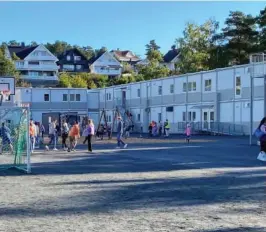  ?? FOTO: TORE ELLINGSEN ?? MODULSKOLE: Da gamle Holviga barneskole var i svaert dårlig stand, har barna ved skolen flyttet midlertidi­g inn i en brakkeskol­e like ved. Her skal de vaere til høsten 2026.