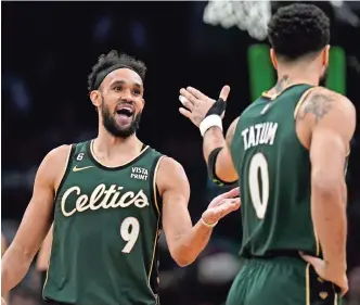  ?? ?? Derrick White (izq.) saluda a Jayson Tatum luego del triunfo