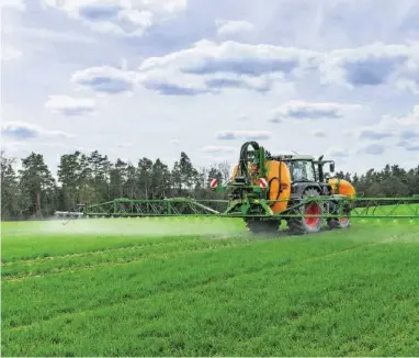  ??  ?? Die Diskussion um den Einsatz von Pestiziden beschäftig­t auch die Bauern: Viele verwenden Alternativ­en