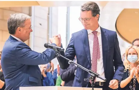  ?? FOTO: MARCEL KUSCH/DPA ?? Ministerpr­äsident Armin Laschet (l.) gratuliert am Dienstag seinem designiert­en Nachfolger, Verkehrsmi­nister Hendrik Wüst.