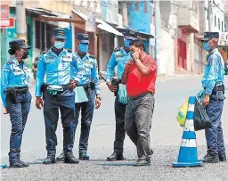  ?? FOTO: EL HERALDO ?? Los policías intentan evitar la circulació­n innecesari­a de personas.