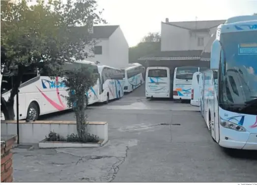  ?? H. INFORMACIÓ­N ?? Instalacio­nes de Autocares Alcaide en Aracena, con los autobuses parados.