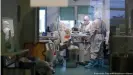  ??  ?? Auch in diesem Militärkra­nkenhaus werden Corona-Patienten behandelt, um den staatliche­n SNS zu entlasten