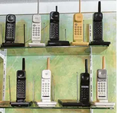  ?? Foto: Katrin Fischer ?? Diese schnurlose­n Sony Telefone, die im Radio und Telefonmus­eum Wertingen zu sehen sind, sind unter anderem durch die Serie Dallas zu Kult geworden.
