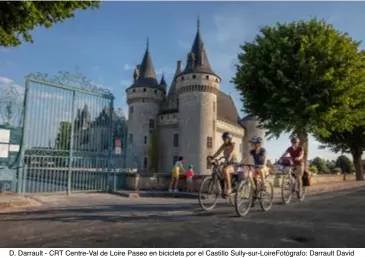  ??  ?? D. Darrault - CRT Centre-val de Loire Paseo en bicicleta por el Castillo Sully-sur-loirefotóg­rafo: Darrault David