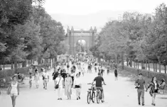  ??  ?? People walk along a promenade that leads to‘Arc deTriomf’in Barcelona,Spain,September 7. Internatio­nal tourist numbers grew 6.4 per cent in the first half of 2017, the strongest half-year figures in seven years, with Mediterran­ean destinatio­ns posting...