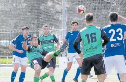  ?? Foto: Patxi Cascante ?? Jugadores del Beti Onak y Txantrea disputan un balón en el partido de ayer.