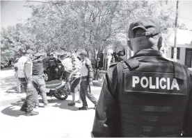  ?? CORTESíA POLICíA BOLíVAR ?? Agentes de la Policía en una labor de requisa en una calle de Carmen de Bolívar.