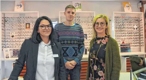  ?? FOTO: JULIA FREYDA ?? Fachverkäu­ferin Sebastiana Fazio (von links), Augenoptik­ergeselle Leon Queck und Inhaberin Doris Arnold wollen bis zum letzten Tag für die Kunden da sein.
