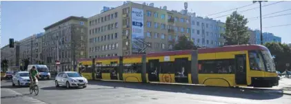  ??  ?? Jeden ze 186 niskopodło­gowych tramwajów Swing dostarczan­ych z bydgoskiej Pesy w latach 2010-13 z tzw. kontraktu stulecia (1,5 mld zł)