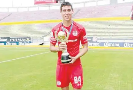  ??  ?? Adrián Mora Barraza, con el trofeo y madalla de campeón de segunda división con Toluca. Foto Cortesía