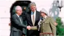  ??  ?? Yitzhak Rabin, Bill Clinton, Jassir Arafat: Die Hamas erkannte den Friedenssc­hluss von Oslo nicht an
