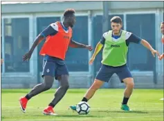  ??  ?? ACTIVO. Felipe Caicedo se sigue ejercitand­o en Sant Adrià.