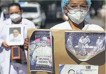  ??  ?? CONSECUENC­IA. Al menos 75 trabajador­es de salud han muerto por la pandemia.