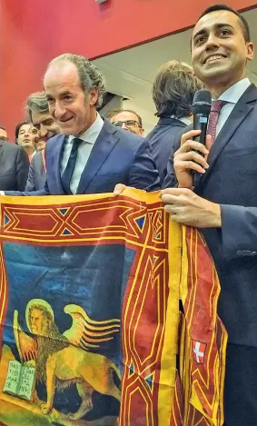  ??  ?? Al Vinitaly Il ministro Luigi Di Maio, 32 anni, con il governator­e veneto Luca Zaia, 51