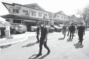  ??  ?? KAWAL: Anggota Polis Diraja Malaysia (PDRM) dan Angkatan Tentera Malaysia (ATM) membuat tinjauan dan pemeriksaa­n dari rumah ke rumah di Presint 9 dekat Putrajaya, semalam bagi memastikan tiada aktiviti kunjung mengunjung dibuat sempena Aidilfitri.