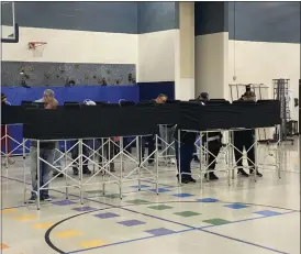  ?? STEPHEN FRYE — MEDIANEWS GROUP ?? Voters cast their ballots at Musson Elementary, precinct 7, in Oakland Township.