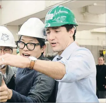 ??  ?? De carn i ossos i de
cartró. A la dreta, el Justin Trudeau de debò en una visita a una fàbrica. A l’esquerra,