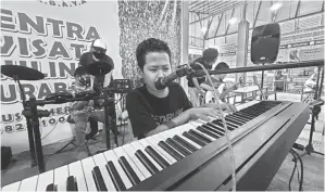  ?? GALIH ADI PRASETYO/JAWA POS ?? TERLATIH: Tegar M. Ramadhan sedang bermain keyboard di Convention Hall Kuliner.