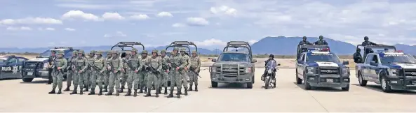  ??  ?? El gobernador Alejandro Murat encabezó el banderazo de salida a los 50 vehículos y 500 efectivos federales y estatales que serán parte de la Fuerza Especial de Seguridad Oaxaca.