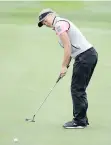  ?? CHUNG SUNG-JUN/GETTY IMAGES ?? Brooke Henderson of Smiths Falls, Ont., sinks a putt during first-round action in South Korea.