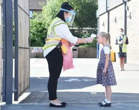  ?? EVENING STANDARD/EYEVINE ?? Checks: A girl’s temperatur­e is taken at Harris Primary Academy