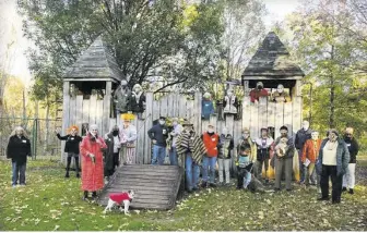  ?? BY CARL ZITZMANN ?? Rapp at Home members, volunteers and their four-legged friends gathered for a Halloween happening at the Rappahanno­ck County Park.