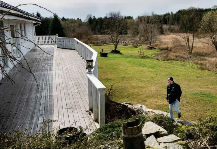  ??  ?? Tommy Baerheim og søsteren eiere gården på 140 mål sammen. Om få år kommer boliger og blokker til å ligge tett inntil hagen.