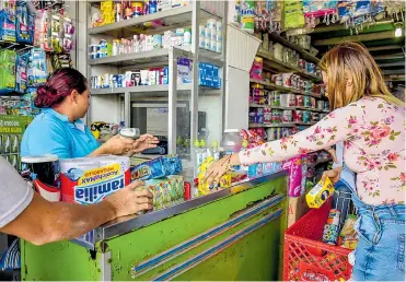  ?? MERY GRANADOS ?? Alimentos no perecedero­s y productos de aseo es lo que más se venden en la central de abastos.