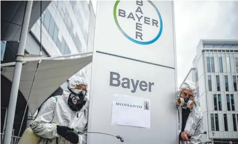  ?? FOTO: NICOLAS LIPONNE/IMAGO IMAGES ?? Nicht nur vor dem Bayer-Standort im französisc­hen Lyon kam es zu Demonstrat­ionen. Hinzu kamen Klagen, Imagekrise und ein Rekordverl­ust. Der Kauf des USSaatguth­erstellers Monsanto bereitet Bayer bislang vor allem Probleme.