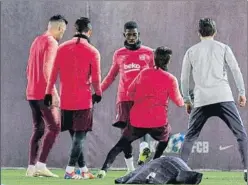  ?? FOTO: PERE PUNTÍ ?? Dembélé, en uno de los rondos del entrenamie­nto de ayer