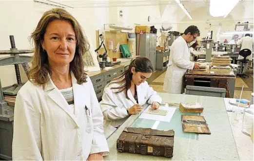  ?? EM ?? La sevillana Ángela Núñez Gaitán, en uo de los talleres de conservaci­ón de los libro de la biblioteca de Vaticano.