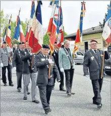  ??  ?? Départ du cortège composé de 14 porte-drapeaux