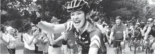  ?? FRED CHARTRAND/THE CANADIAN PRESS ?? In her book, speedskate­r and cyclist Clara Hughes, shown with Gov. Gen. David Johnston, behind, in 2014, opens up about her career.