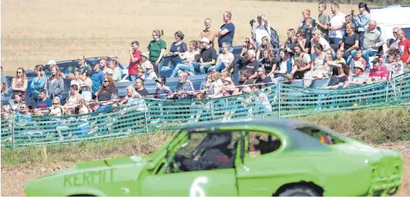  ?? FOTOS: THOMAS WARNACK ?? Die Zuschauer verfolgen am Samstag gespannt das Stoppelcro­ssrennen in Völlkofen.