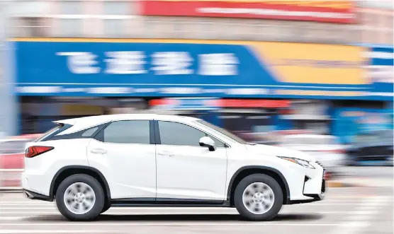  ?? SHUTTERSTO­CK ?? Un Lexus RX recorre las calles de la ciudad de Yiwu.