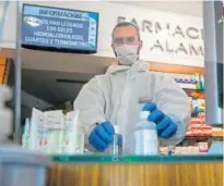  ??  ?? Un farmacéuti­co de Sevilla vende geles hidroalcoh­ólicos.